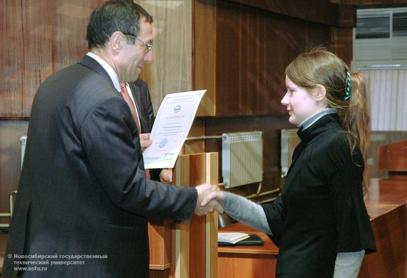 11.03.09 Проректор по научной работе А. Г. Вострецов награждает авторов лучших стендовых докладов, фотография: В. Невидимов