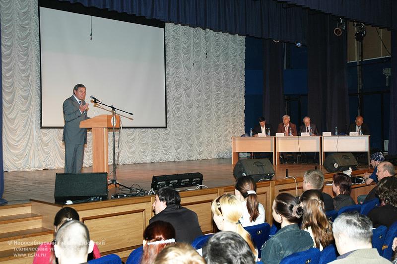 12.05.09 Городская конференция «Успешные проекты молодых ученых – городу Новосибирску». Выступление мэра Новосибирска В. Ф. Городецкого, фотография: В. Невидимов