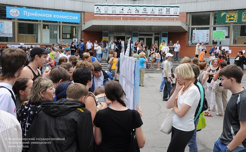 27.07.09     Размещен первый список абитуриентов, рекомендованных к зачислению, фотография: В. Кравченко