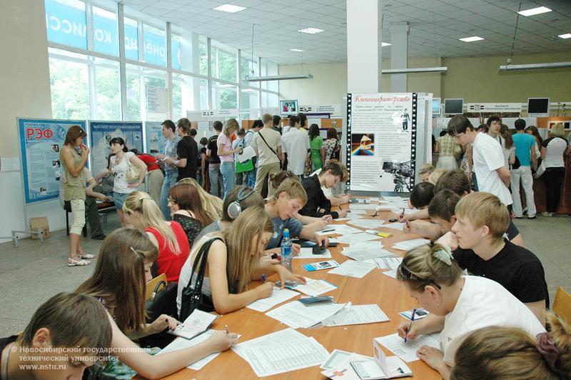 27.07.09     Первый список абитуриентов, рекомендованных к зачислению, фотография: В. Невидимов