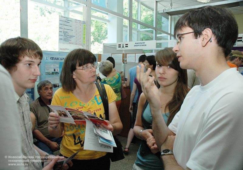 27.07.09     Первый список абитуриентов, рекомендованных к зачислению, фотография: В. Невидимов