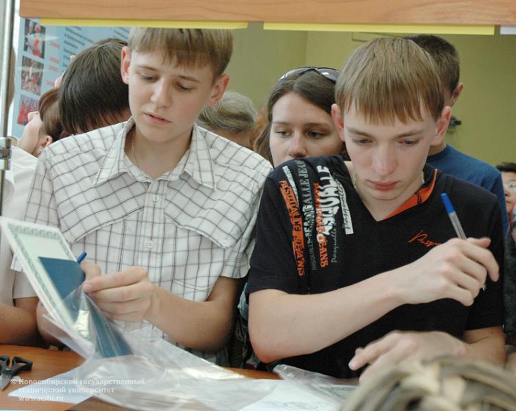 27.07.09     Первый список абитуриентов, рекомендованных к зачислению, фотография: В. Невидимов