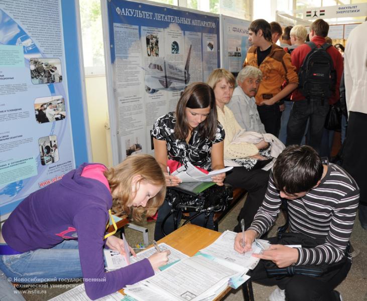 27.07.09     Первый список абитуриентов, рекомендованных к зачислению, фотография: В. Кравченко