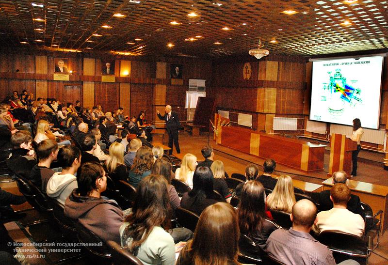 18.03.10     Лекция в рамках междисциплинарного научного семинара по проблемам фундаментальной науки и новых высоких технологий «Проблемы современного материаловедения», фотография: В. Невидимов