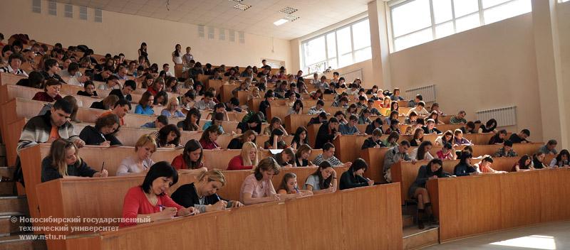 24.04.10     «Тотальный диктант» в НГТУ, фотография: В. Кравченко