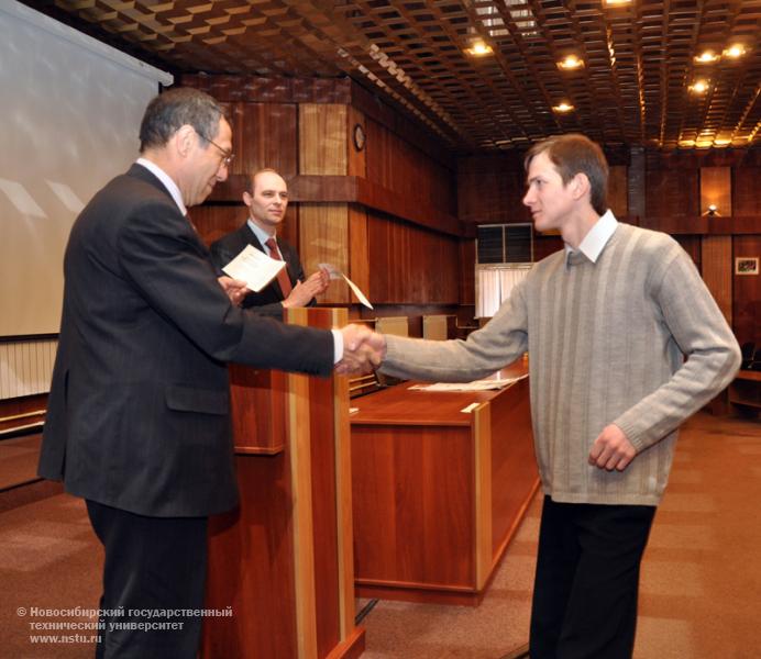 14.05.10     Вручение свидетельств о присуждении студенческих грантов по итогам Дней студенческой науки, фотография: В. Кравченко