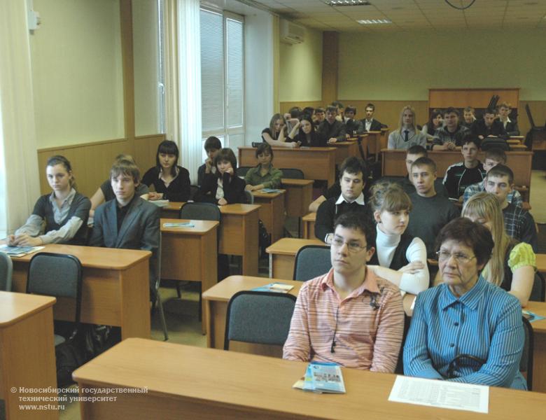 31.01.11     Встречи деканов НГТУ с учащимися школ, лицеев и гимназий, фотография: В. Шаламов