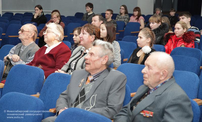 22.02.11     Концерт, посвященный Дню защитника Отечества. Председатель Совета ветеранов НГТУ В.И Мащенко, фотография: В. Невидимов