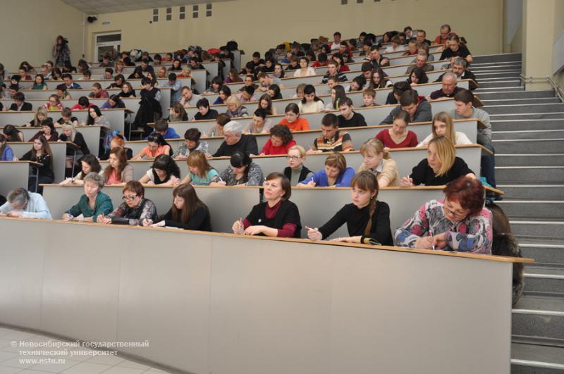 6.04.2013. Тотальный диктант в НГТУ, фотография: В. Кравченко