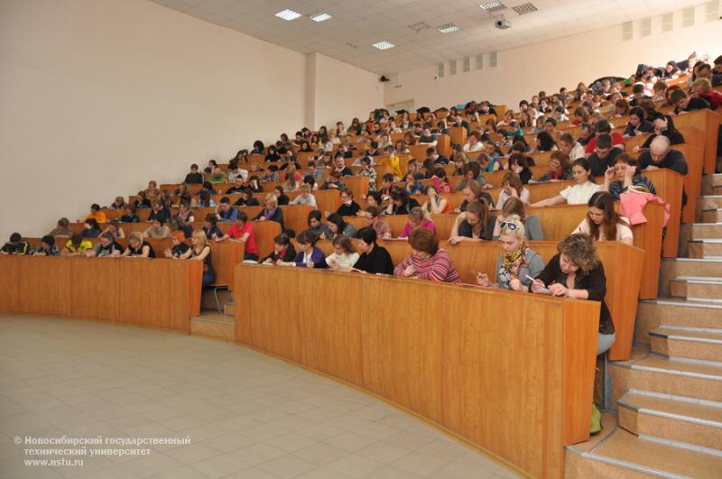 6.04.2013. Тотальный диктант в НГТУ, фотография: В. Кравченко