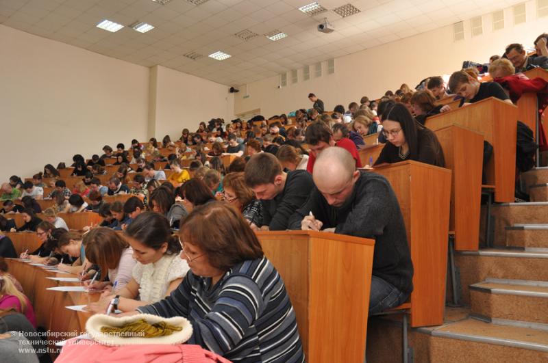 6.04.2013. Тотальный диктант в НГТУ, фотография: В. Кравченко