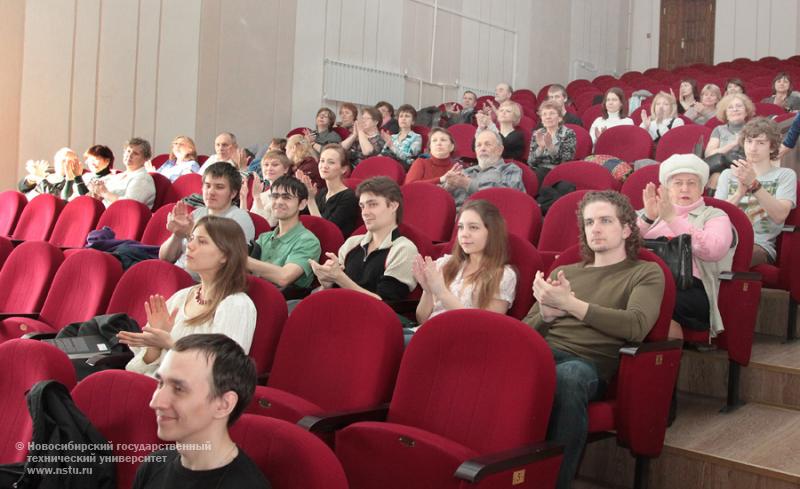 19.04.2013. Концерт ансамбля скрипачей НГТУ, фотография: В. Невидимов