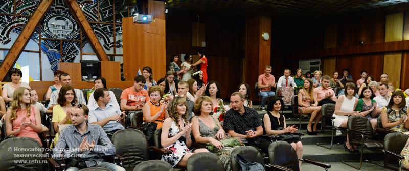 20.06.14     20 июня состоится торжественное вручение дипломов выпускникам факультета бизнеса, фотография: В. Невидимов